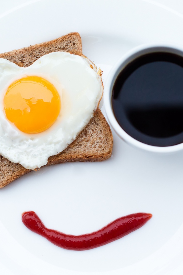 Лицо на тарелке из яичницы чашки кофе и соуса