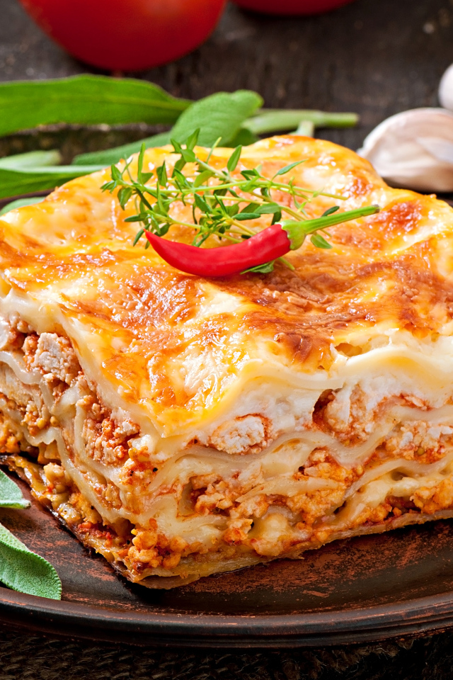 Свежая лазанья с красным перцем на тарелке 