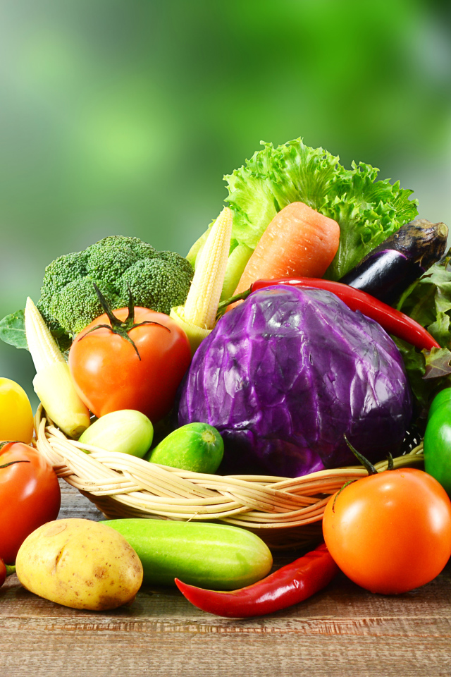 Свежие овощи в корзинке на столе