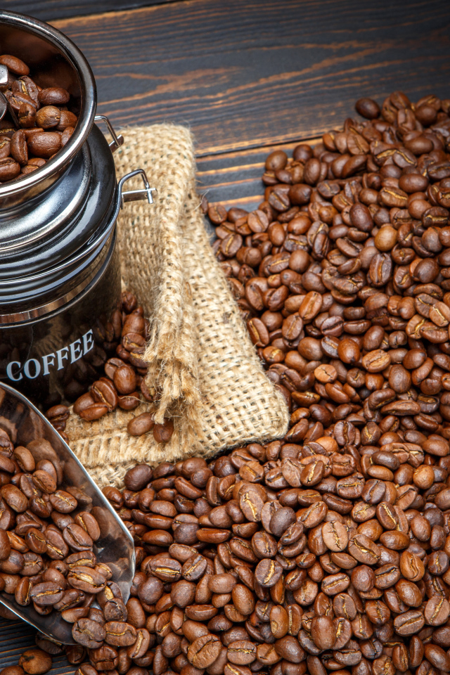 Жареные кофейные зерна с кофемолкой на столе