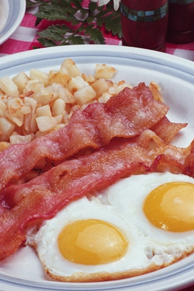 Яичница глазунья с беконом на завтрак