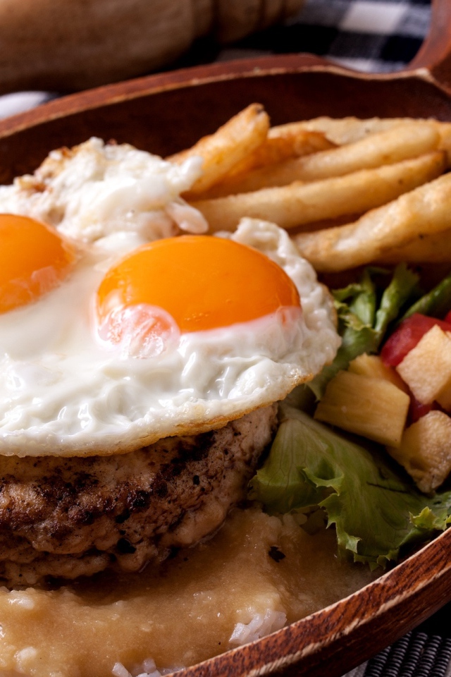 Яичница глазунья с котлетой и овощами 