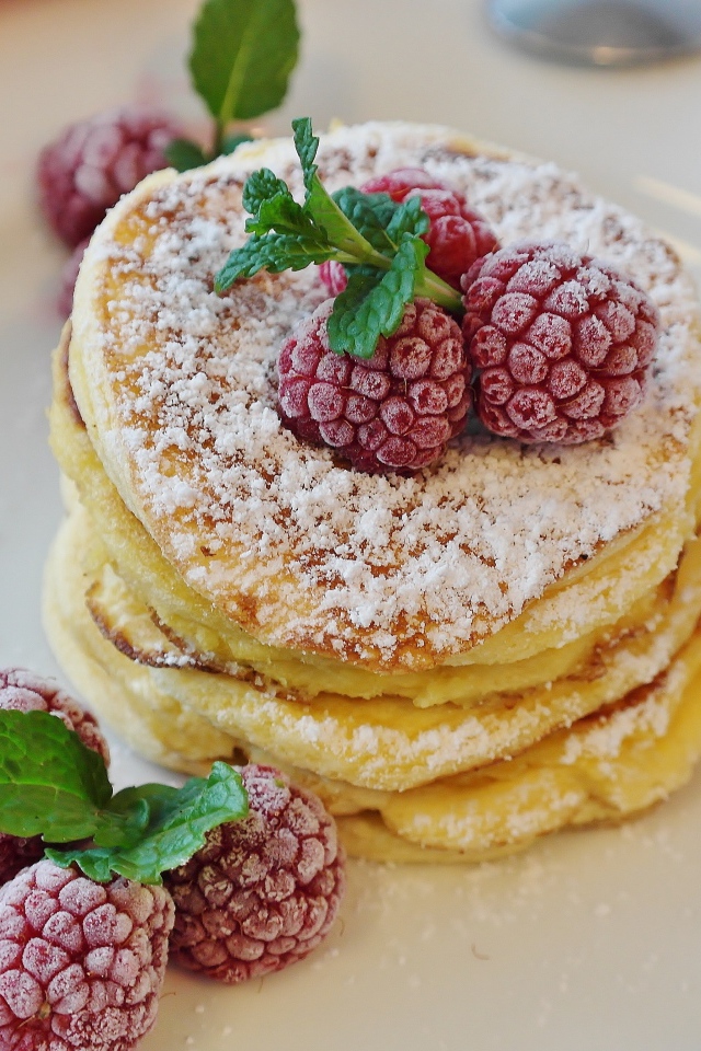 Оладьи с малиной на завтрак 