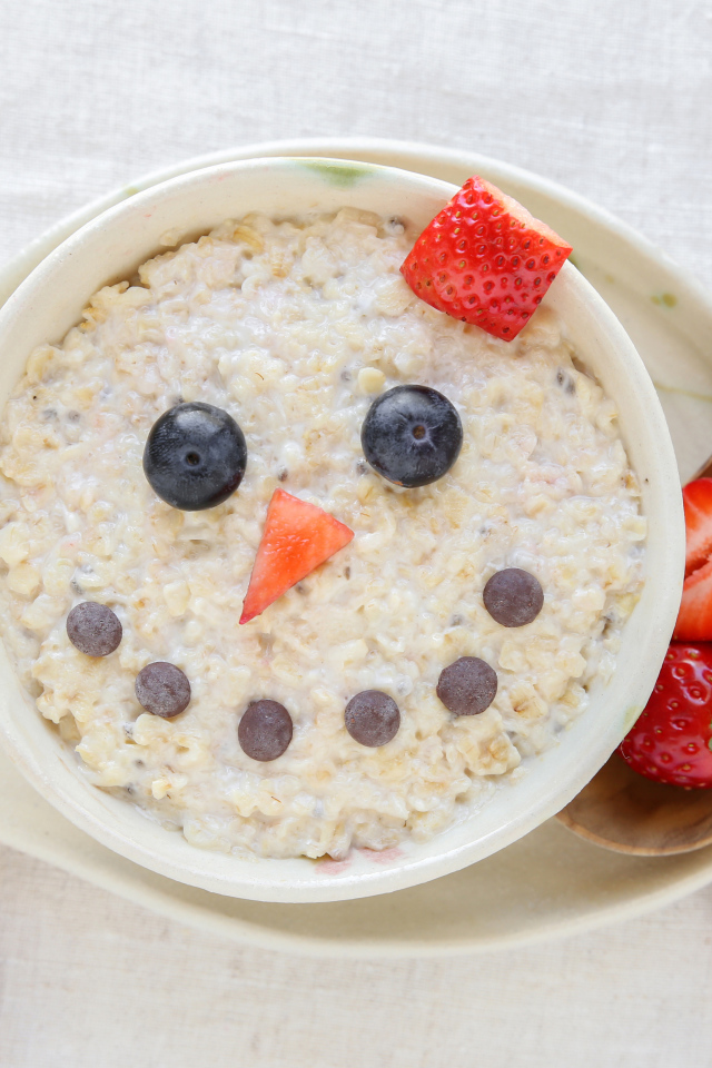 Забавный завтрак из каши с ягодами 