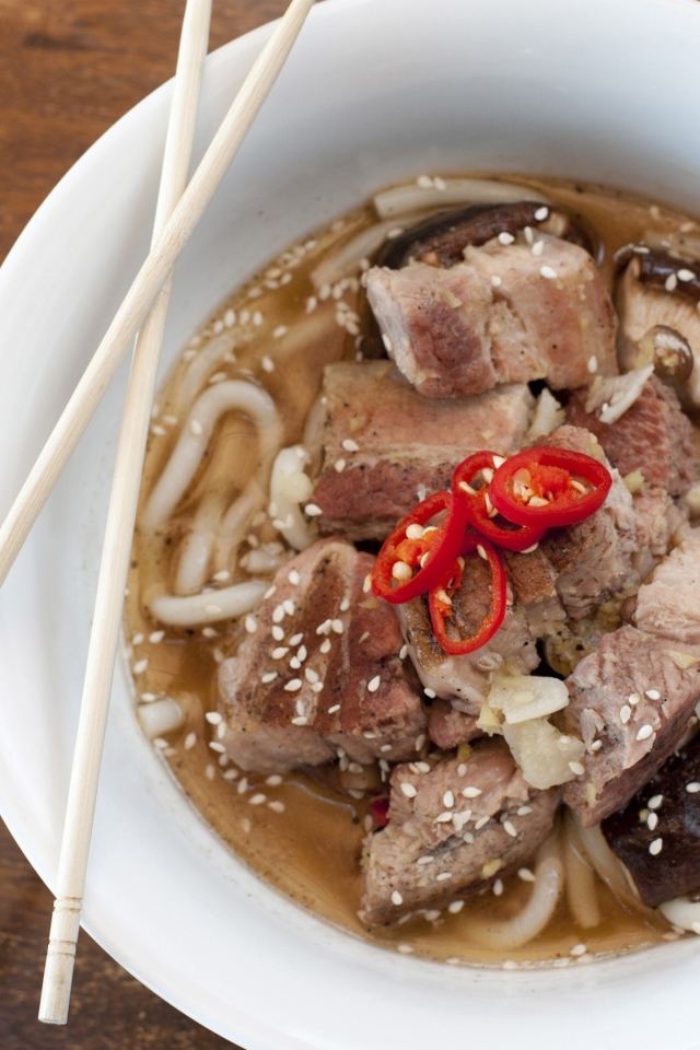 Хайнаньский суп с бараниной, лапшой и кунжутом в белой миске