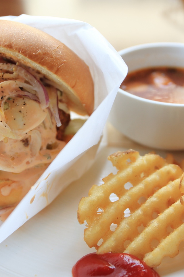 Гамбургер картошка фри и чашка кофе на завтрак