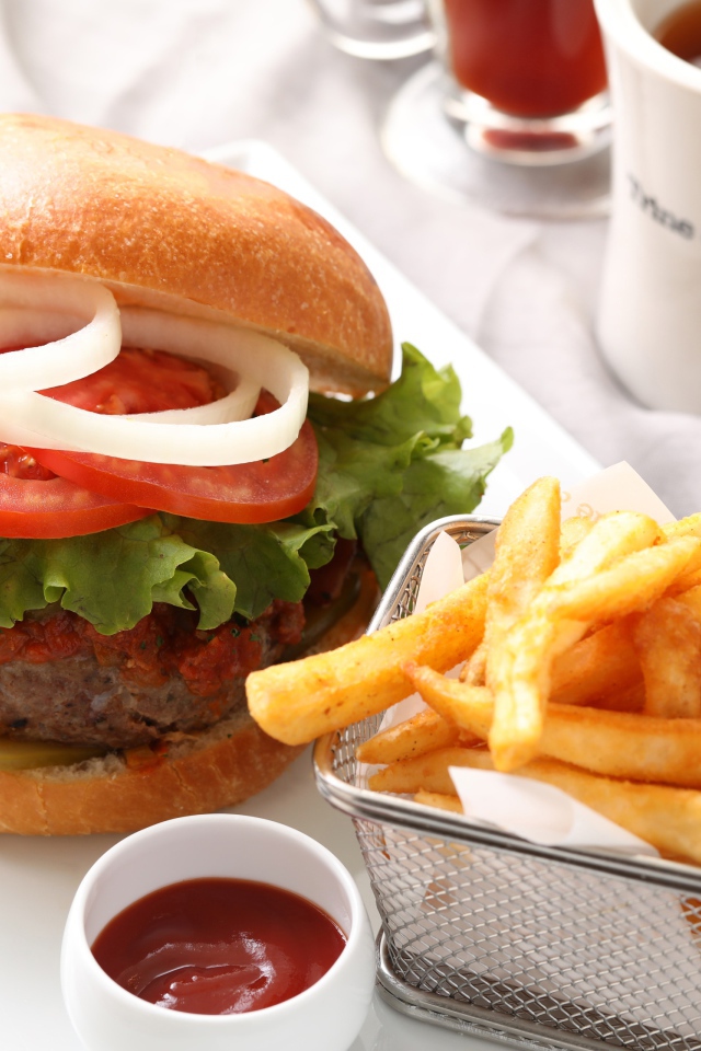 Гамбургер с картошкой фри и соусом 