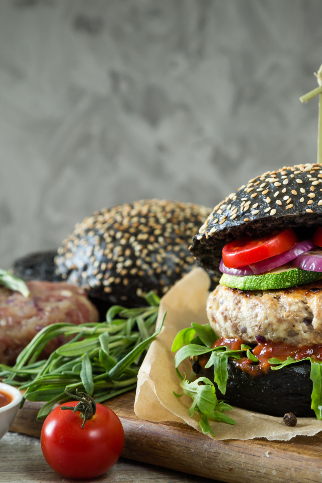 Гамбургер с котлетой и овощами 