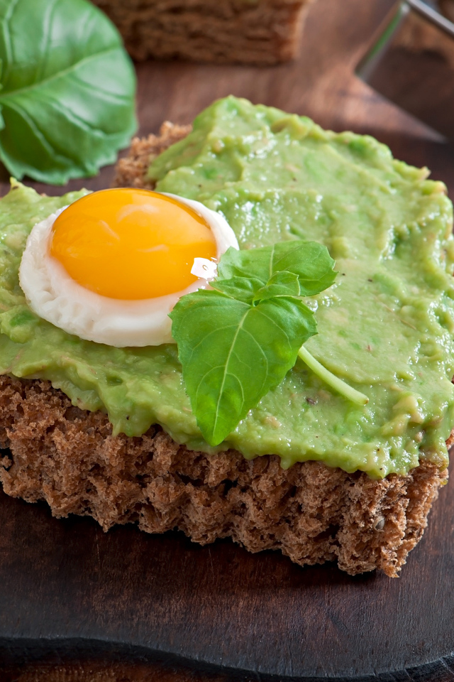 Сердце из хлеба с зеленым соусом и глазуньей