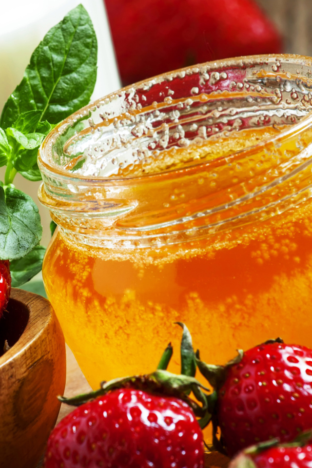 Мед и спелая свежая клубника 