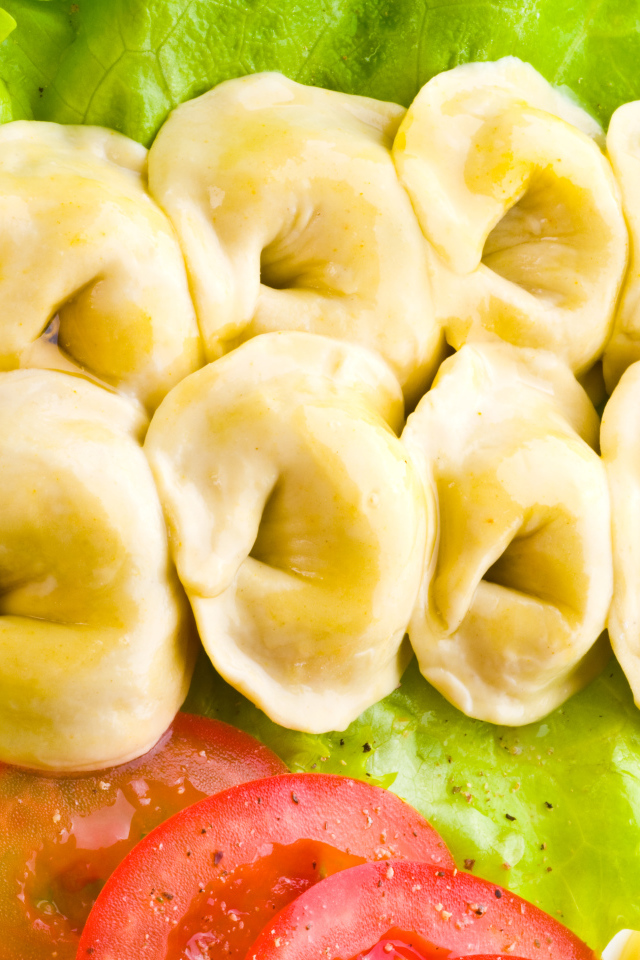 Горячие пельмени с овощами крупным планом 