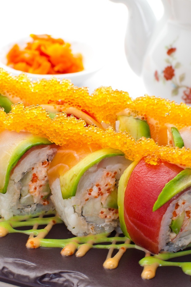 Японские роллы с икрой и авокадо 