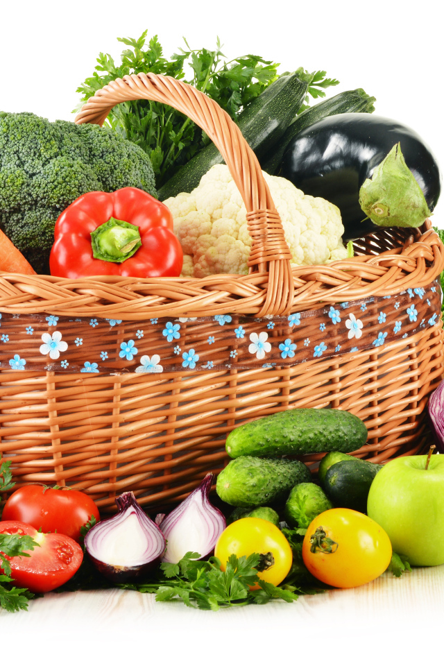 Большая корзина овощей на белом фоне