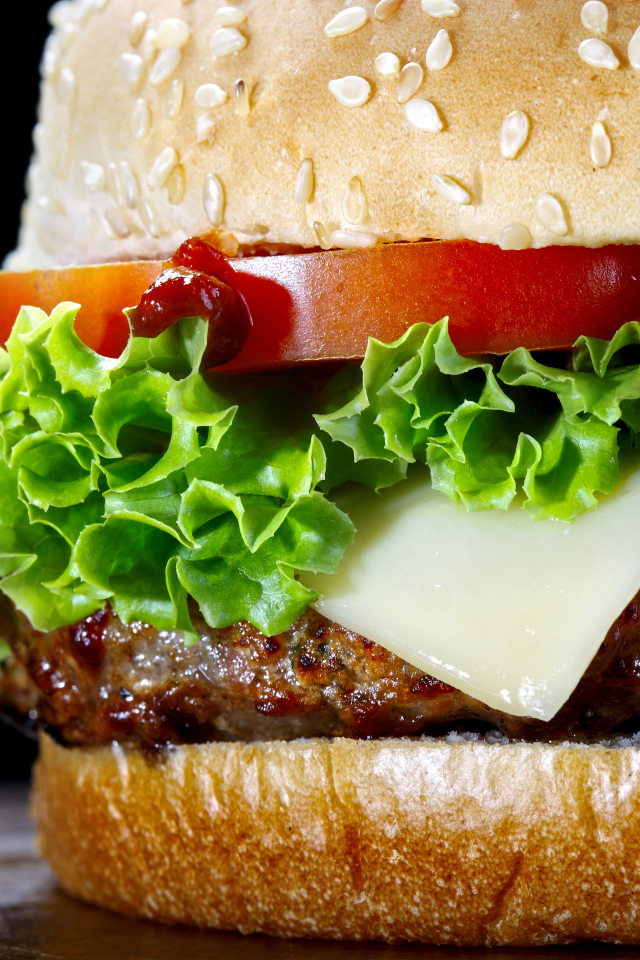 Большой сочный гамбургер крупным планом