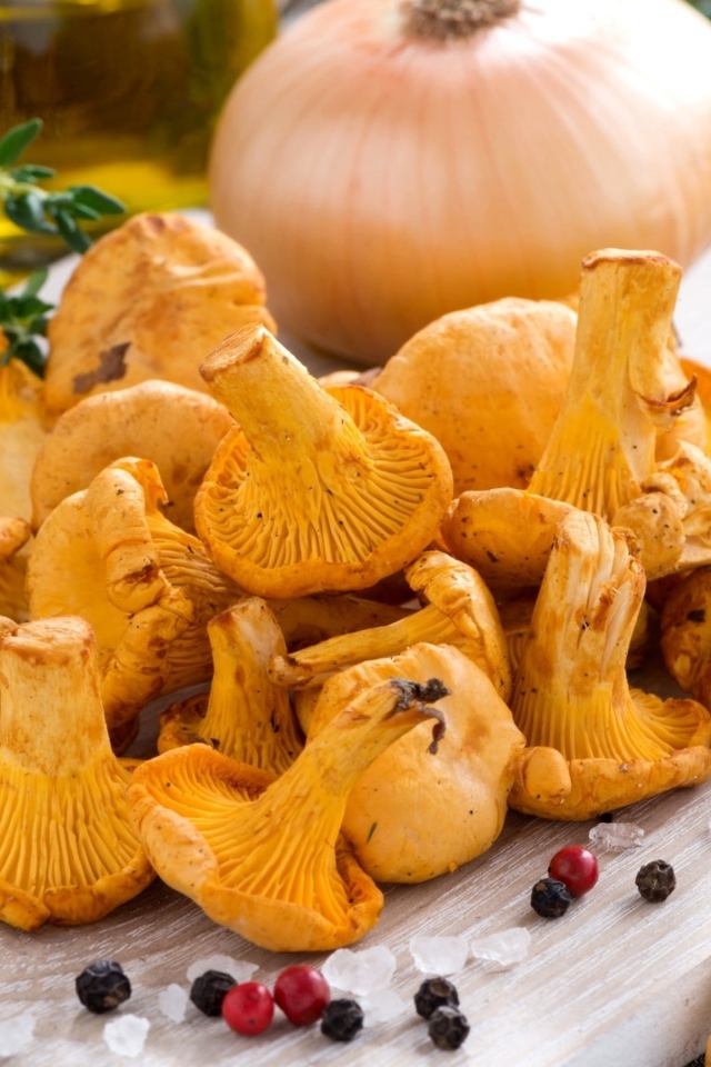 Грибы лисички и овощи на деревянной доске 