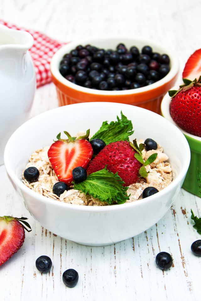 Овсяные хлопья и свежая клубника на завтрак 