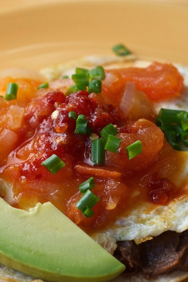 Омлет с соусом, кусочком авокадо на завтрак