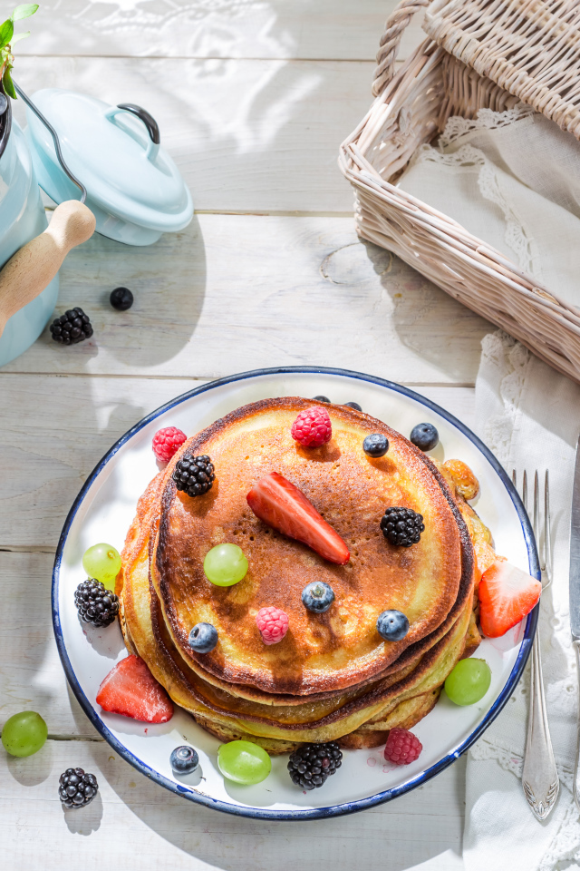 Оладьи с ягодами и молочными продуктами на завтрак 