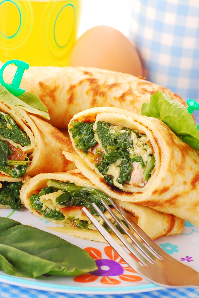 Блины с овощной начинкой на  тарелке 