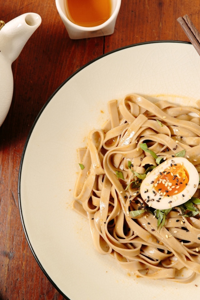 Паста с соусом и яйцом 