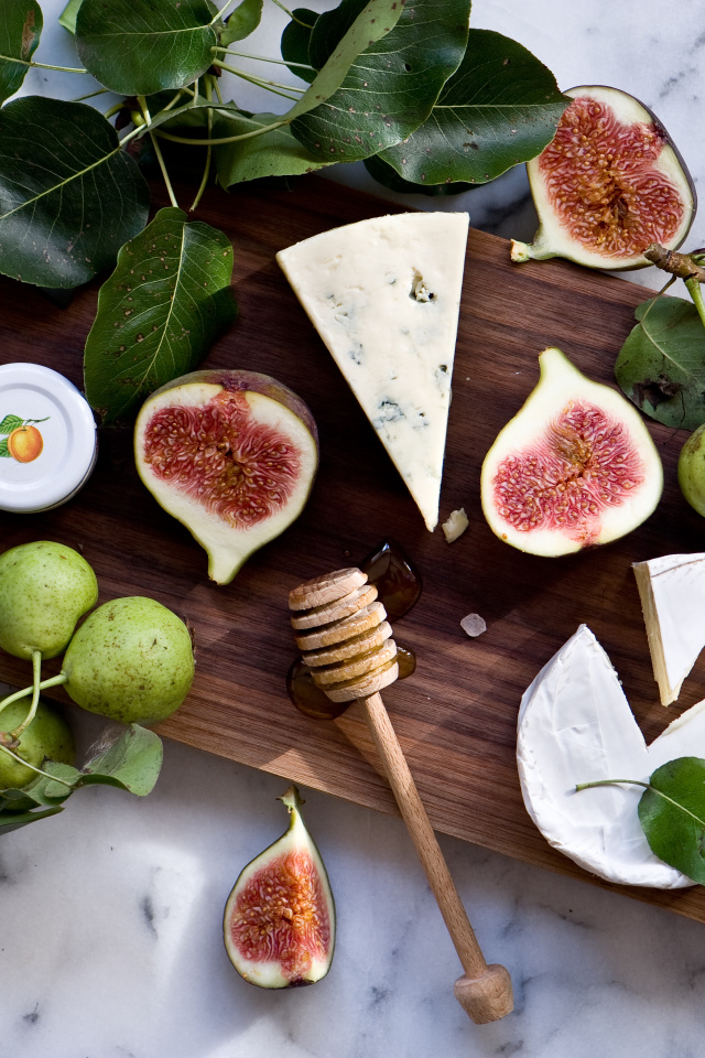 Груши с инжиром и сыром на разделочной доске