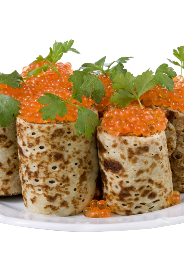 Роллы из блинов с красной икрой на белом блюде