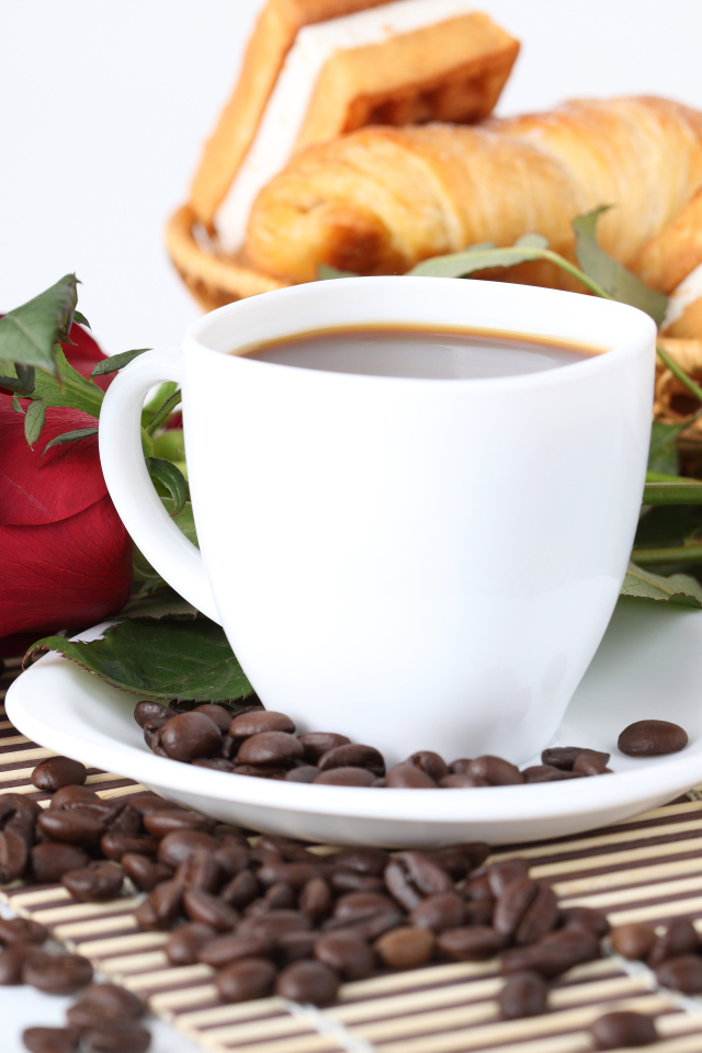 Романтический завтрак, кофе с выпечкой и красные розы 