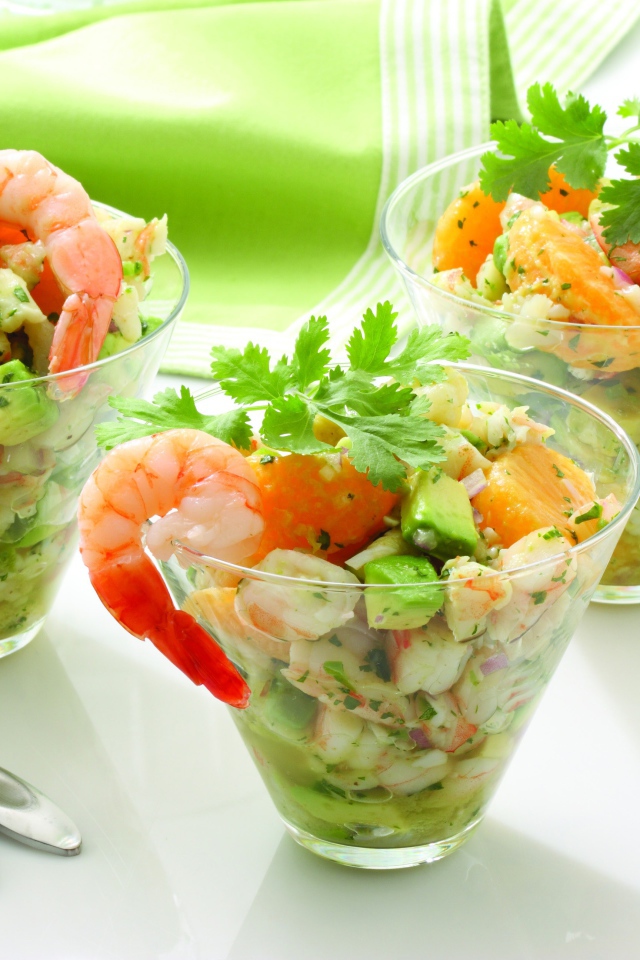 Салат с креветками, мандаринами, авокадо, луком и зеленью