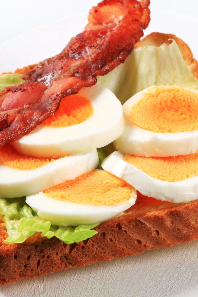 Бутерброд  с жареным беконом и вареными яйцами