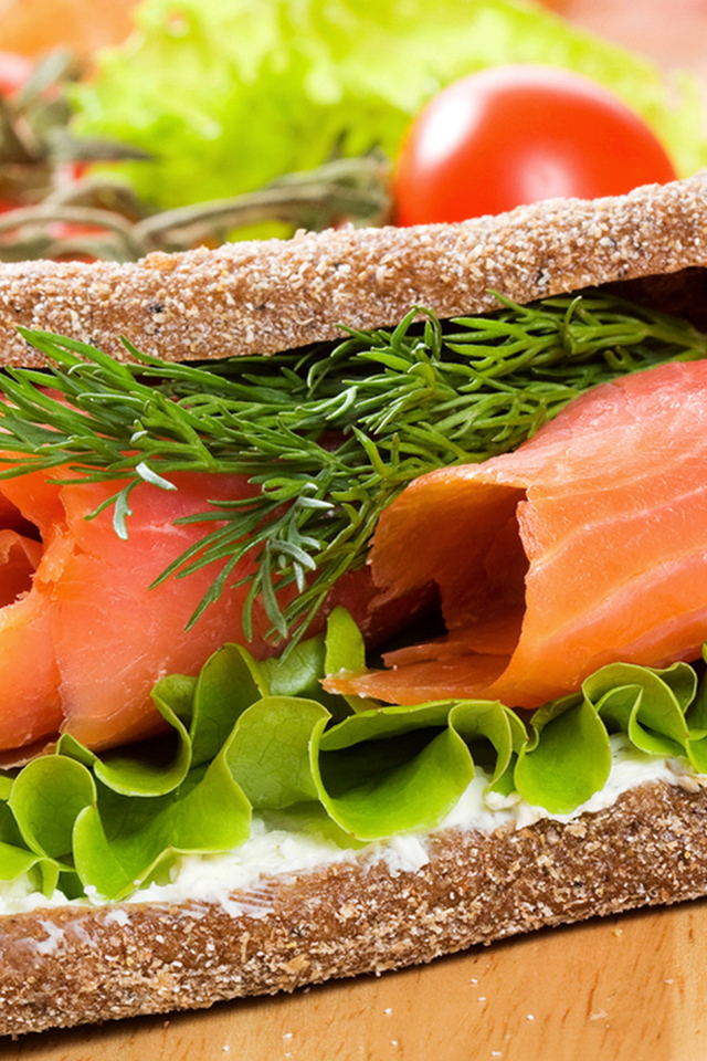 Сэндвич с зеленью и красной рыбой 