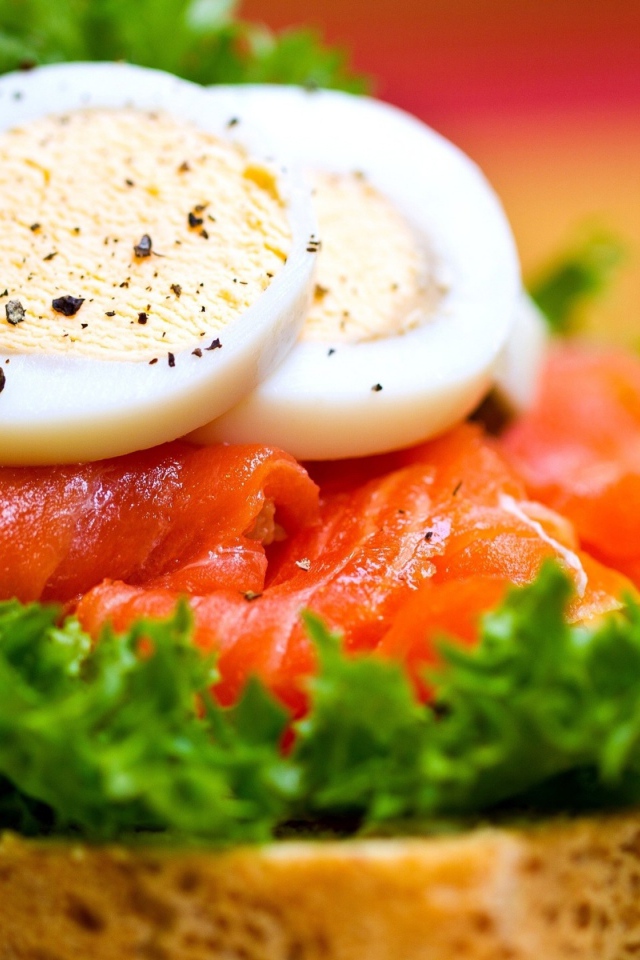 Бутерброд с красной рыбой и вареными яйцами