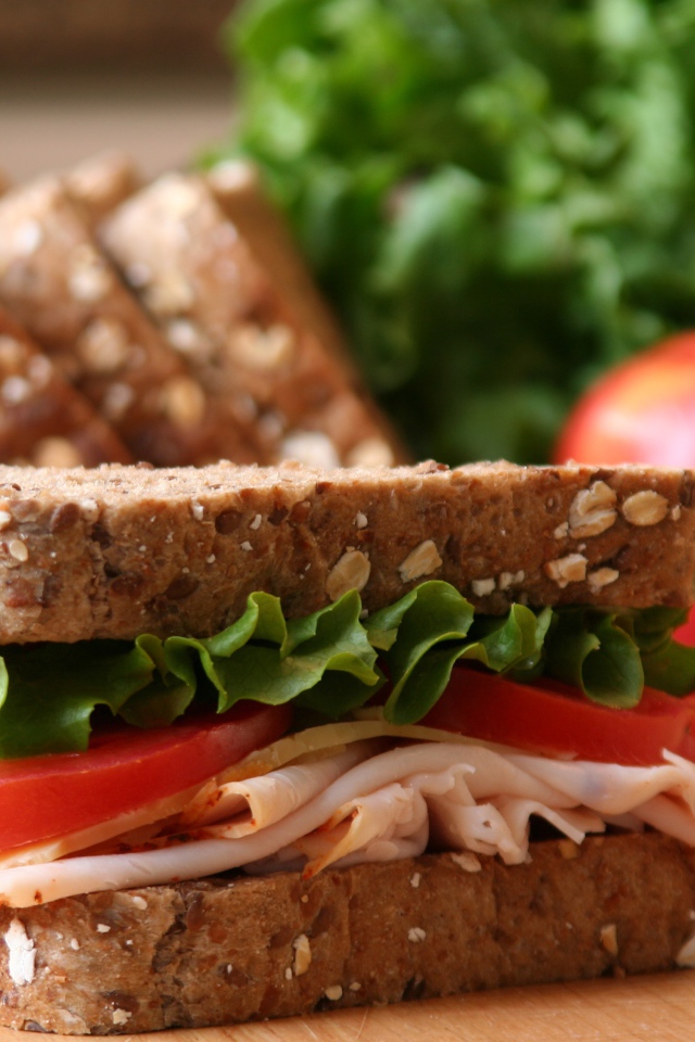 Сэндвич с помидорами ветчиной и салатом 