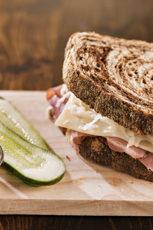 Сэндвич с овощами на разделочной доске 