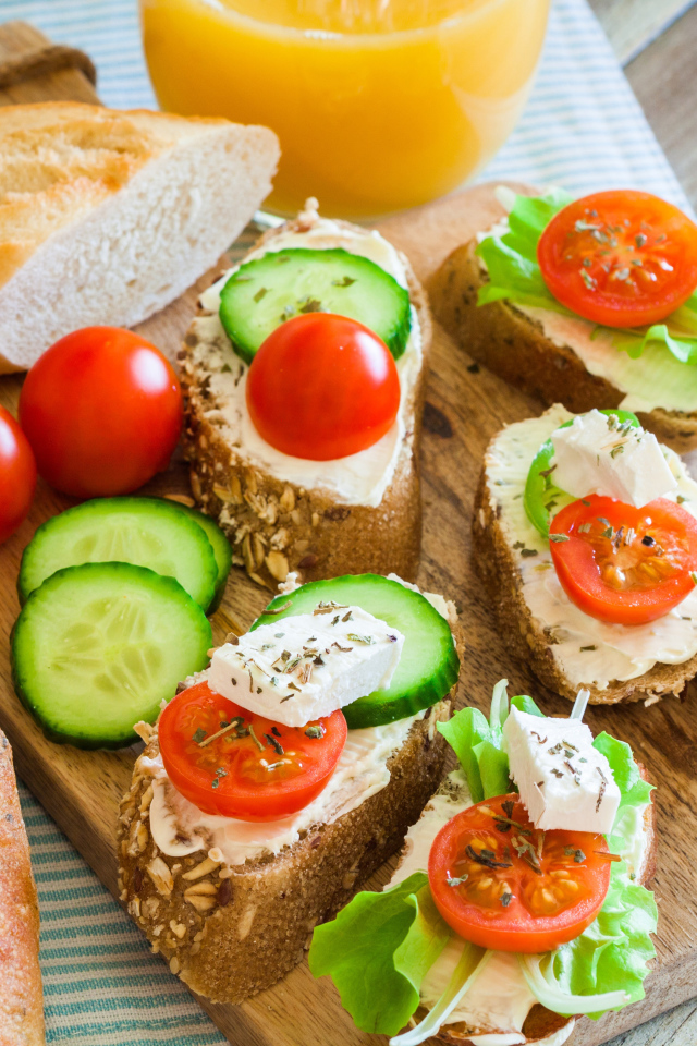 Бутерброды с сыром огурцами и помидорами на завтрак