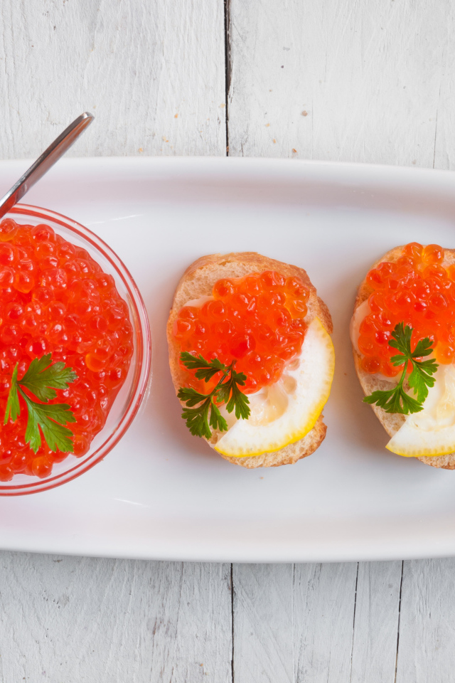 Бутерброды с красной икрой и лимонами