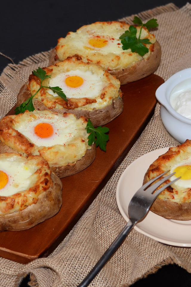 Бутерброды с яичницей на разделочной доске к завтраку