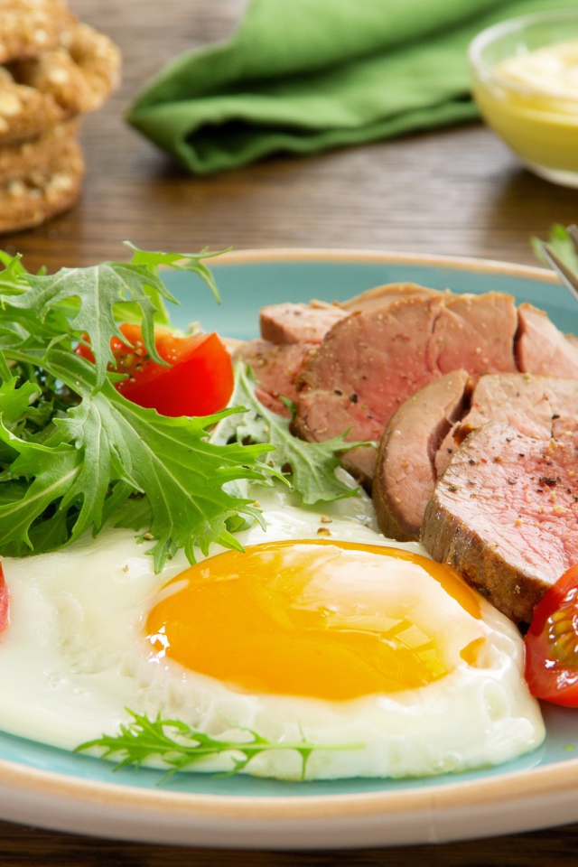 Яичница с ветчиной и салатом на завтрак