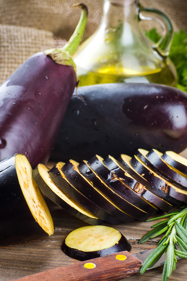 Нарезанный баклажан на столе крупным планом