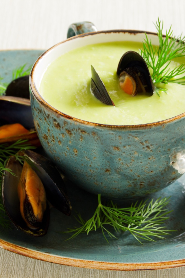 Суп из мидий в суповой чашке 