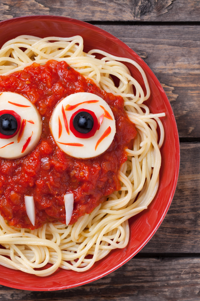Спагетти с соусом на красной тарелкой блюдо на Хэллоуин