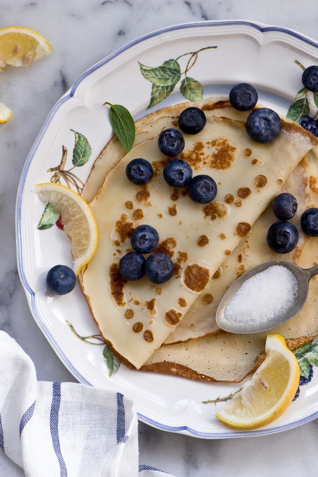 Тонкие блинчики с черникой, лимоном и медом