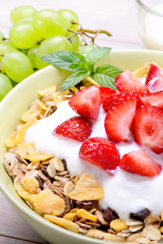 Мысли на завтрак с ягодами клубники,  виноградом и сливками