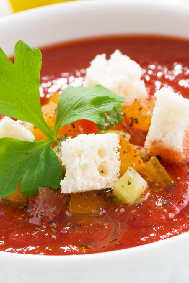 Томатный суп в белой тарелке с гренками 