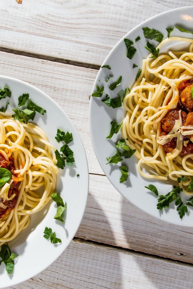 Две тарелки аппетитных спагетти 