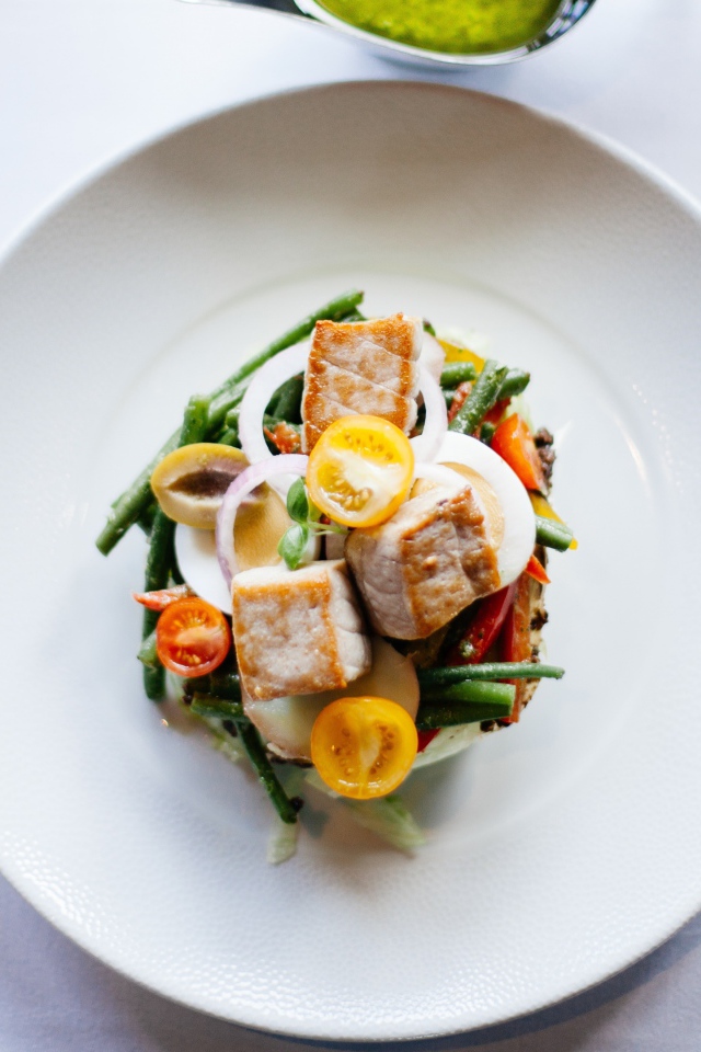 Овощной салат на белой тарелке со столовыми приборами