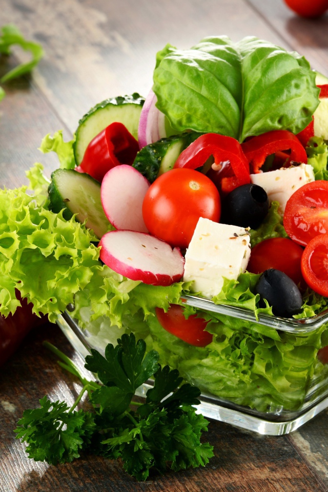 Овощной салат с сыром в стеклянной посуде 