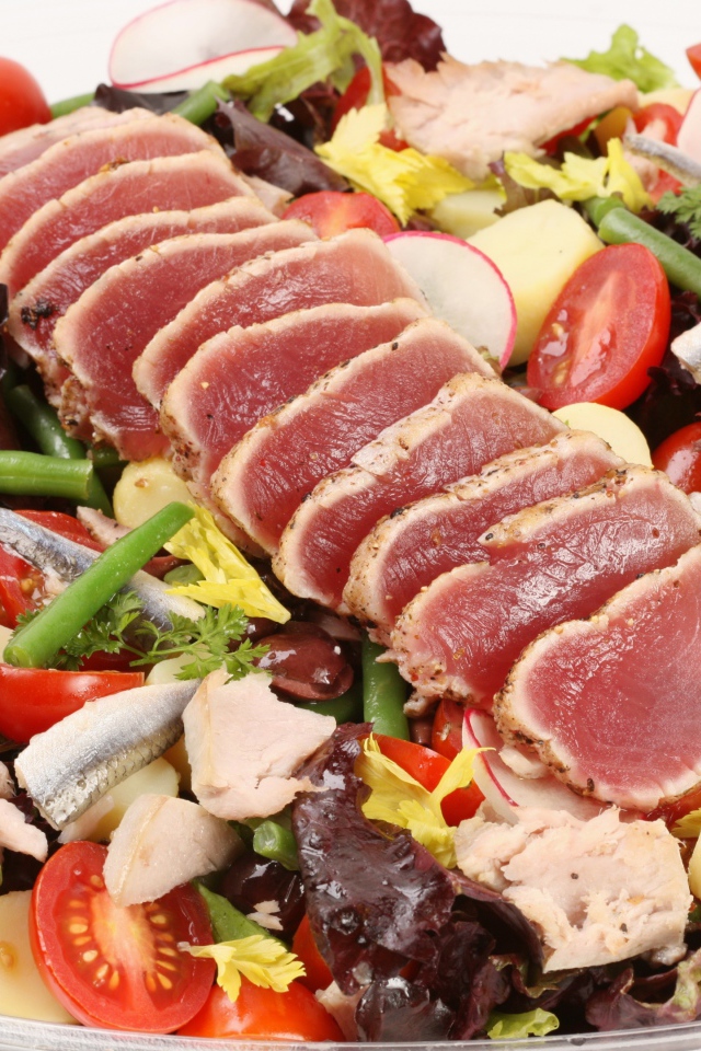 Овощной салат с рыбой и мясом