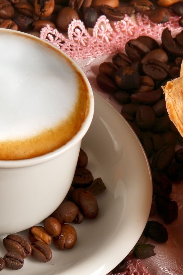 Белая чашка кофе с круассаном 