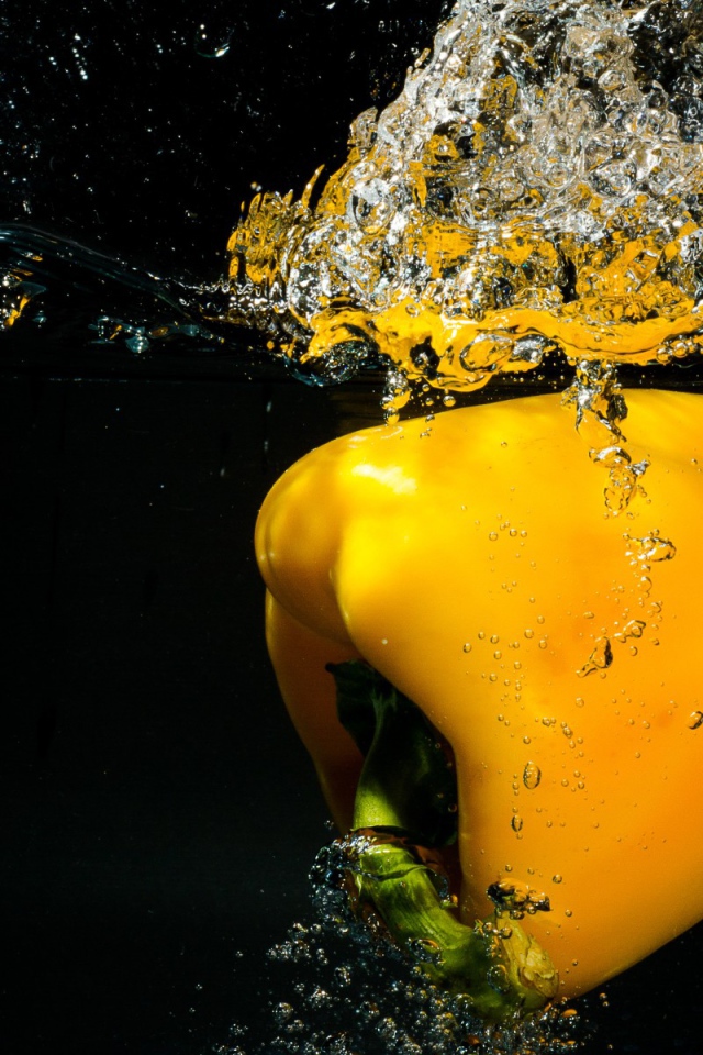 Желтый сладкий перец в воде 