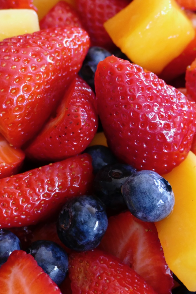 Аппетитные свежие клубника и черника 